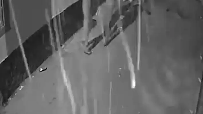 Kar maskeli şüpheliler eve ateş açtı