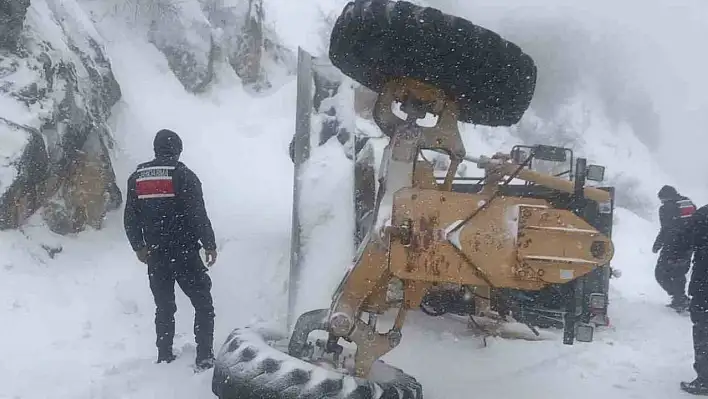 Kar temizliği yapan iş makinası devrildi