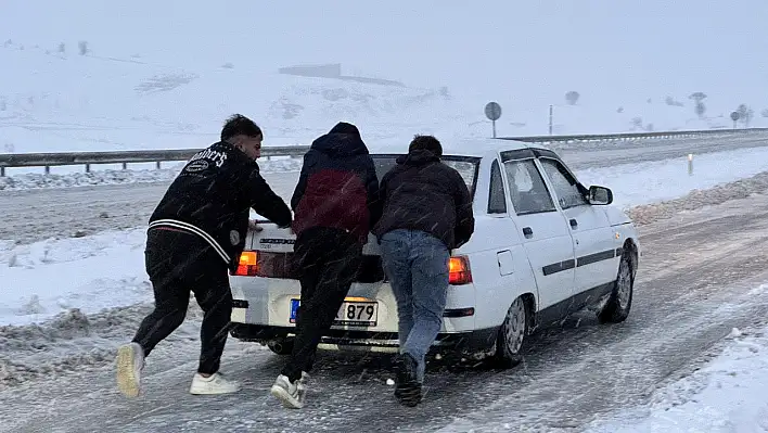 Kar ulaşımı felç etti! İşte yollarda son durum