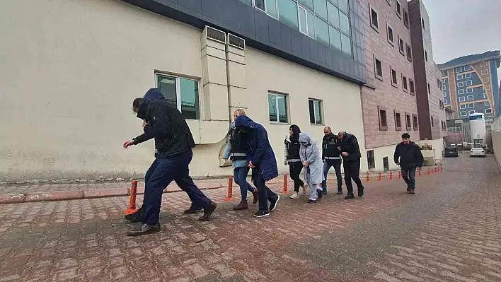 Kar vaadiyle vatandaşlardan yüksek miktarlarda para alıp geri ödemeyen 4 kişiye adli kontrol