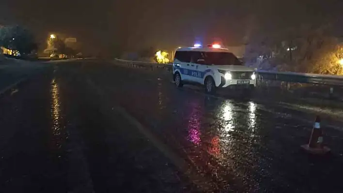 Komşuda yollar trafiğe kapatıldı