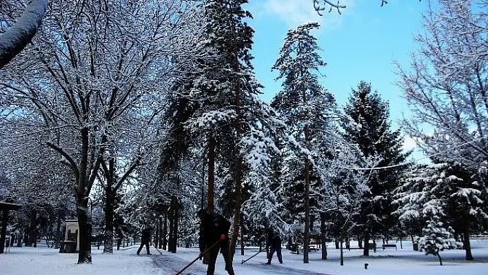 Kar yağdı, şehir merkezi beyaza büründü