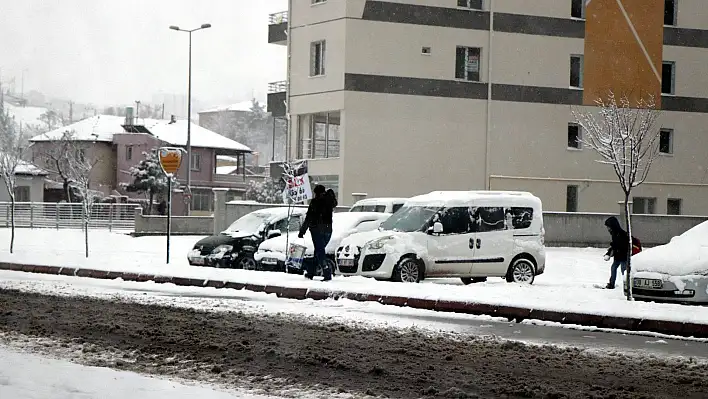 Kar yağışı nedeniyle 15 köy yolu ulaşıma kapandı