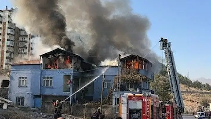 Karacaoğlu Mahallesi'nde korkutan yangın