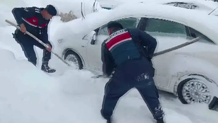 Sivas'ta karda mahsur kalanların imdadına Jandarma yetişti