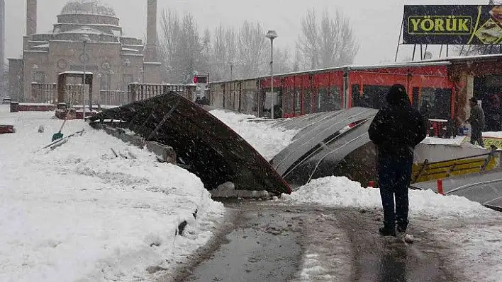 Karın ağırlığına dayanamayan çatı çöktü