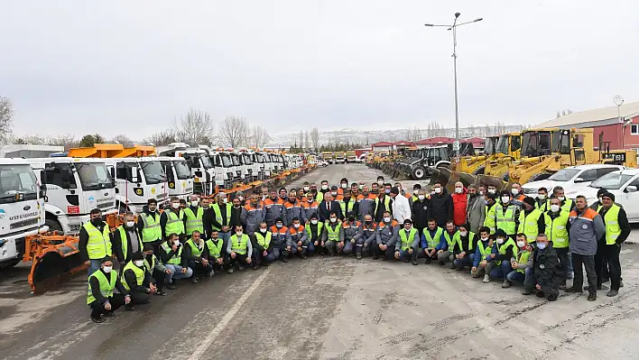 Karla mücadelede 200 kişilik ekip 24 saat hazır