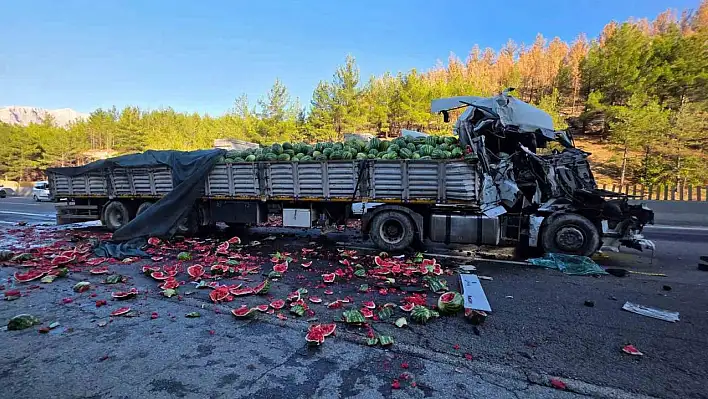TIR devrildi karpuzlar trafiği kitledi!
