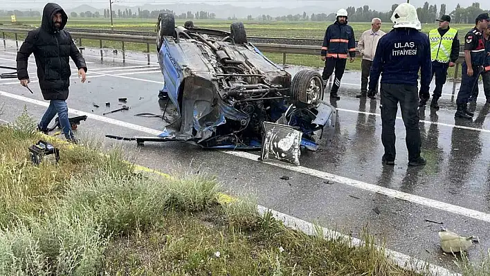 Karşı şeride geçti, iki araca çarpan otomobil takla attı