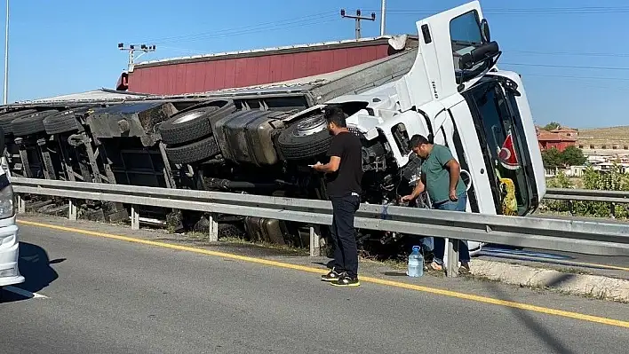 Karton yüklü tır yan yattı