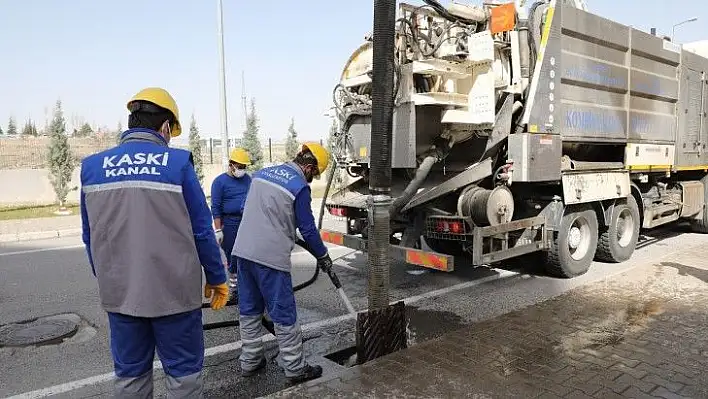 KASKİ ızgaraları temizliyor