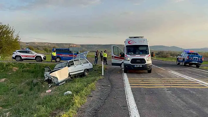 Otomobiller kafa kafaya çarpıştı: 1 ölü, 3 yaralı