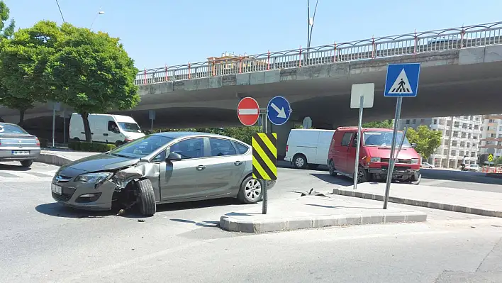 Kavşakta çarpışan araçlar kullanılamaz hale geldi