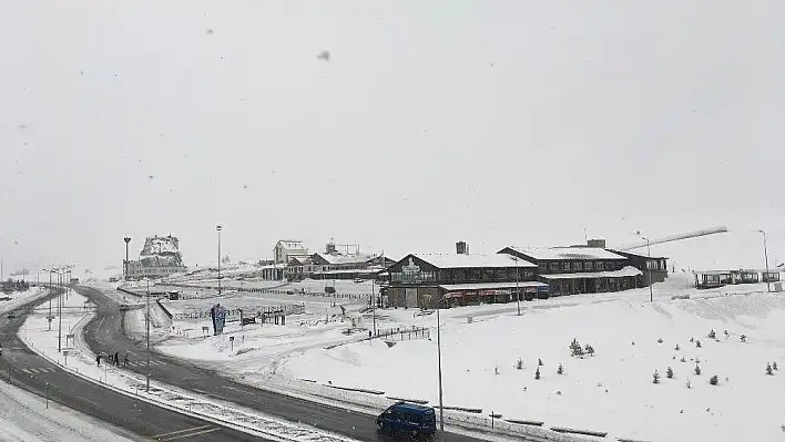 Kayak severlere müjde: Erciyes'te kar sezonu uzadı