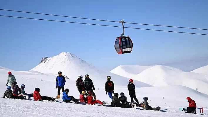 Kayak ve snowboard tutkunları Erciyes'te buluştu