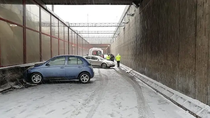 Kayganlaşan yolda zincirleme kaza: 2 yaralı
