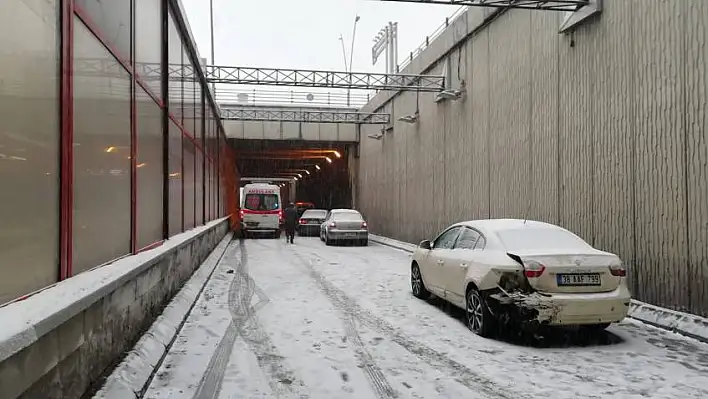 Kayganlaşan yolda zincirleme kaza! Yaralılar var