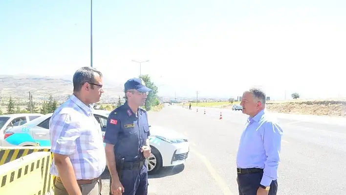 Kaymakam Duru, trafik çevirmesine katıldı
