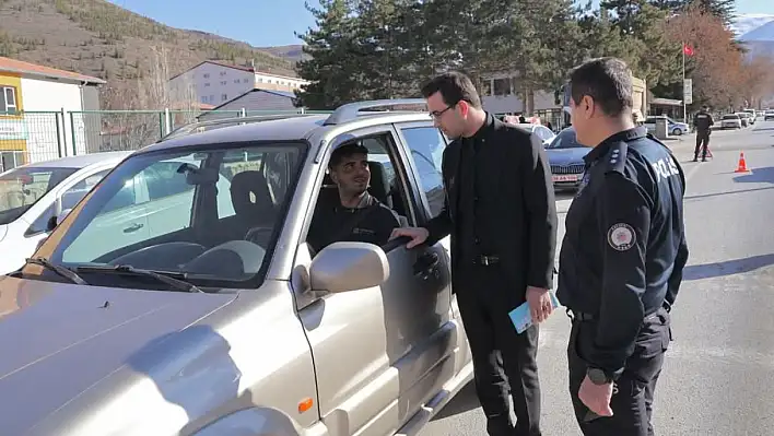 Kaymakam sokağa çıkıp broşür dağıttı