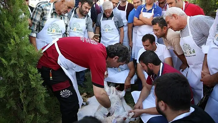 Kaymek'te kurban kesim kursu veriliyor
