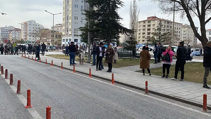 Deprem sonrası, vatandaşlar sokağa döküldü