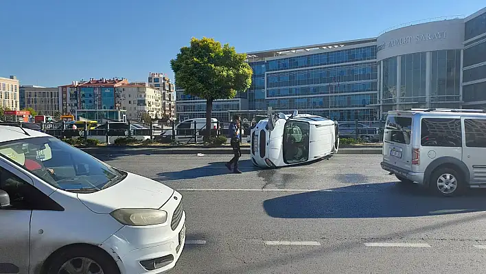 Kayseri Adliyesi önünde araç yan yattı! Sürücü hastaneye kaldırıldı