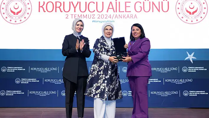 Kayseri birinci oldu! Vali'nin eşi Kayseri adına ödülü Emine Erdoğan'dan aldı