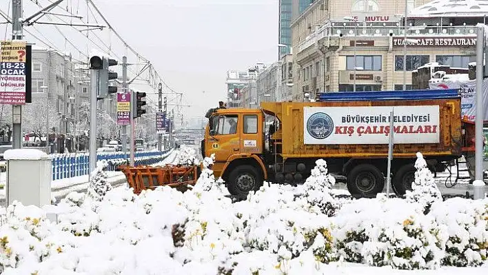 Kar ve tipi ile mücadelesi sürüyor