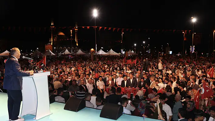 Kayseri Cumhuriyet Meydanı'na akın etti