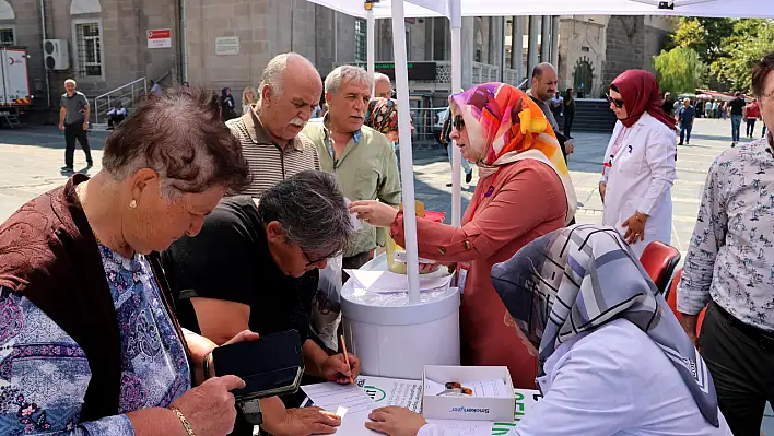 Kayseri Cumhuriyet Meydanı'na kuruldu! Vatandaşlardan uğramadan geçmedi