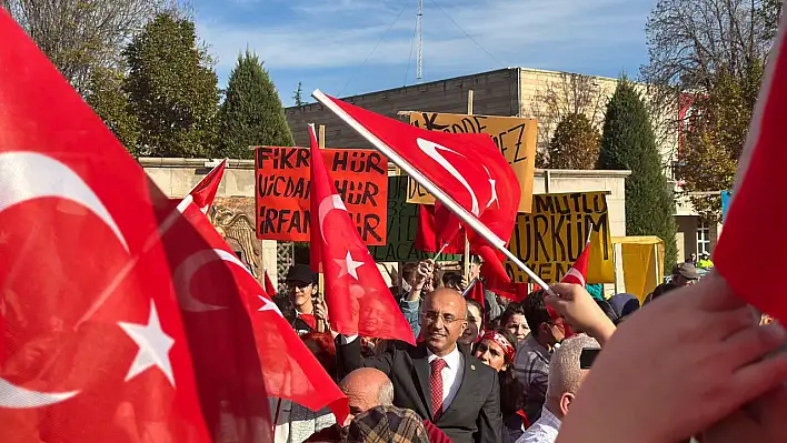 Kayseri Cumhuriyet Meydanı'ndan renkli görüntüler...