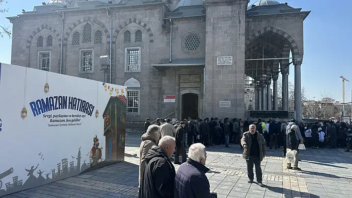 Kayseri Cumhuriyet Meydanı'nda ücretsiz ekmek kuyruğu