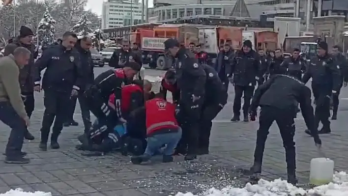 Kayseri Cumhuriyet Meydanında kendini yakmak istedi! Korku dolu anlar