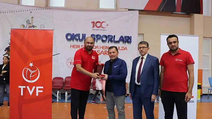 Kayseri'de 6-12 yaş çocuklar için 'Fabrika Voleybol Okulu' açıldı