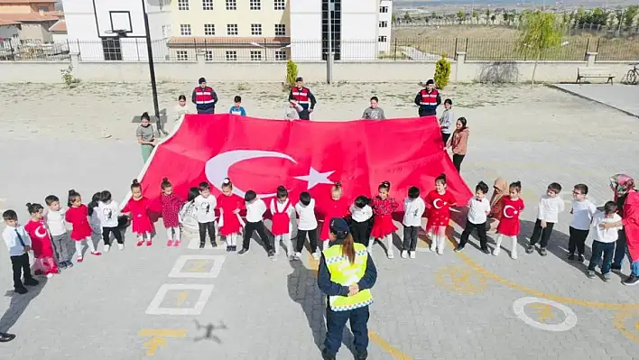 Kayseri'de 270 öğrenciden '100. Yıl Gösterisi'