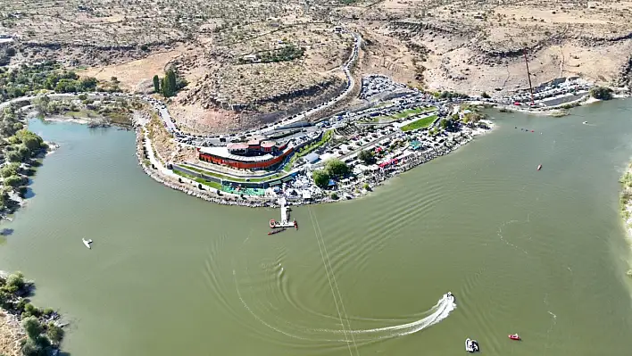 Kayseri'de 3 gün süren festivale on binlerce kişi akın etti! 1,5 ton üzüm dağıtıldı