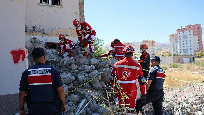 Kayseri'de 6.4 büyüklüğündeki 'deprem'de İncesu'da bakın neler yaşandı