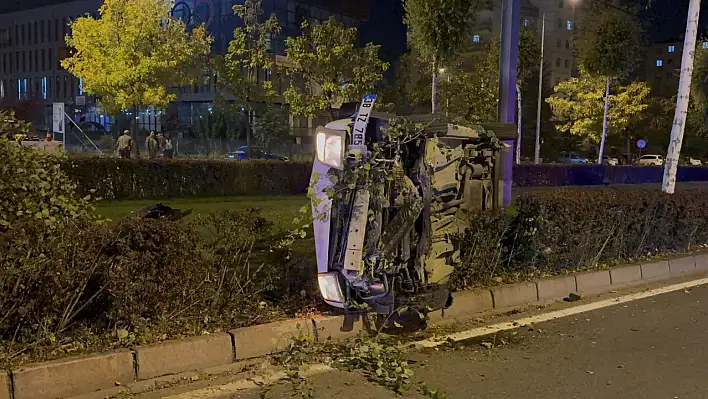 Kayseri'de ağacı deviren araç yan yattı!