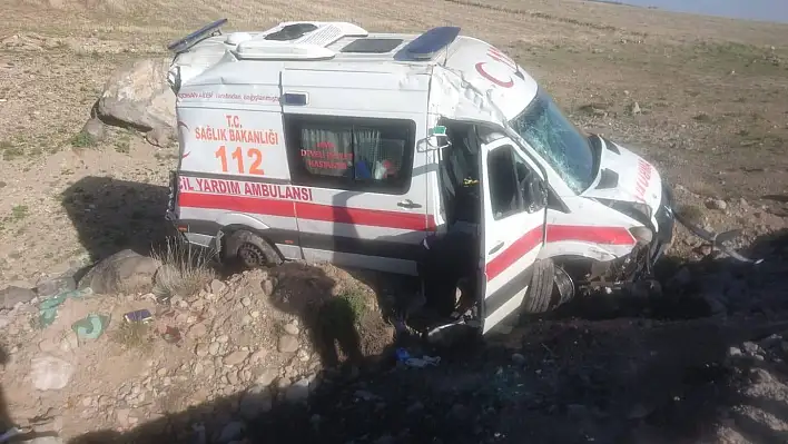 Kayseri'de ambulans takla attı: 2 yaralı