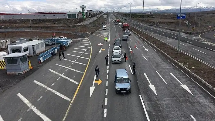 Kayseri'de araç girişlerindeki kontroller, uzun kuyruklar oluşturdu
