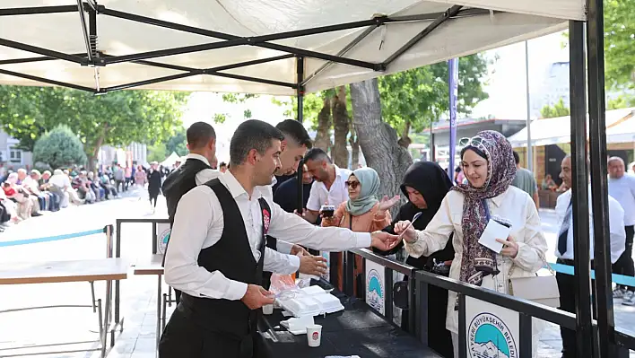 Kayseri'de aşure dağıtıldı