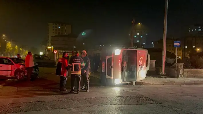 Kayseri'de Bağdat Caddesi'nde servis ile otomobil çarpıştı