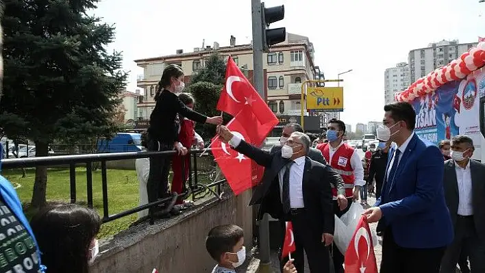 Kayseri'de balkonlarda 23 Nisan coşkusu