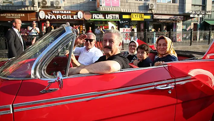 Kayseri'de başkanlar ve vekiller klasik otomobillerle şehir turu attı! İşte o görüntüler...