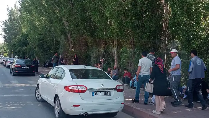 Kayseri'de belediye kek ve su dağıttı