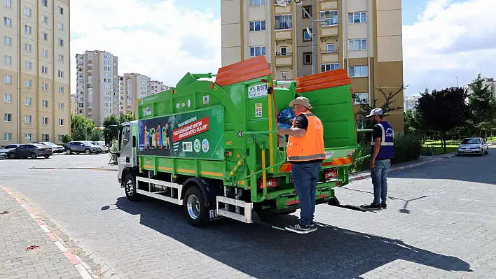 Kayseri'de belediyeden 288 bin TL'lik tasarruf! Hem topluyor hem sıkıştırıyor