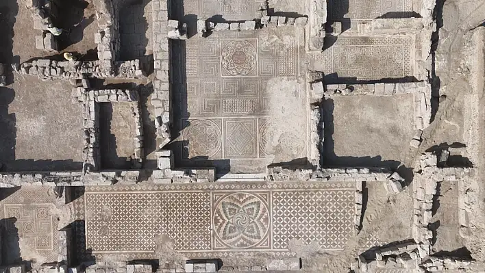 Kayseri'de bin 700 yıl önce yapılan mozaikler çıkartılıyor! Bakın nerede kullanılmış