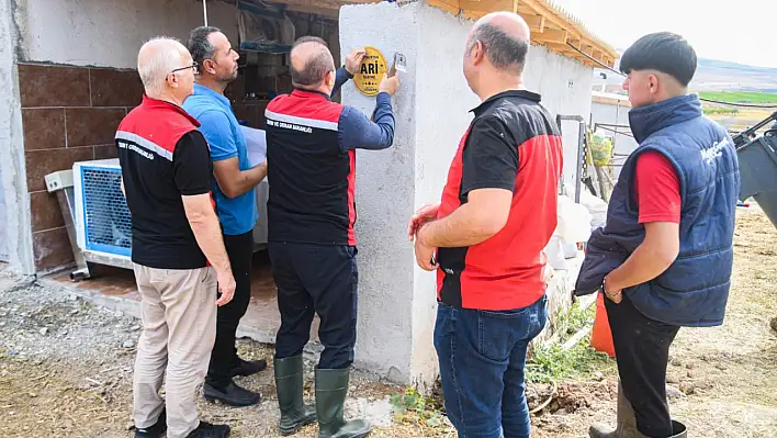 Kayseri'de birinci yılını dolduran müdüre kutlama yaptılar