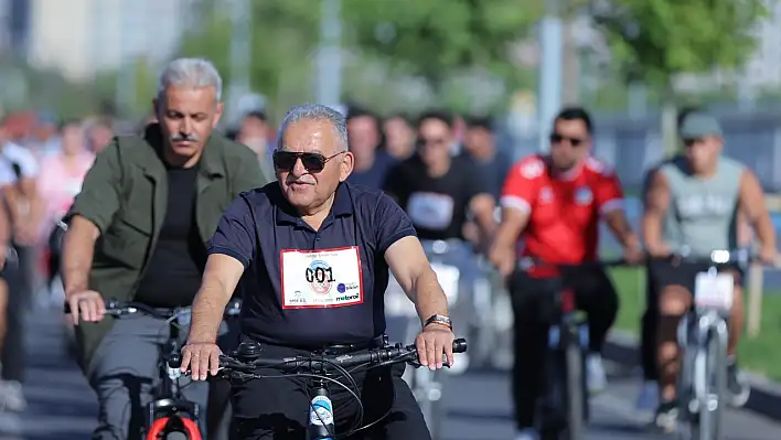 Kayseri'de bisiklet turunda Başkan Büyükkılıç'da pedal çevirdi!