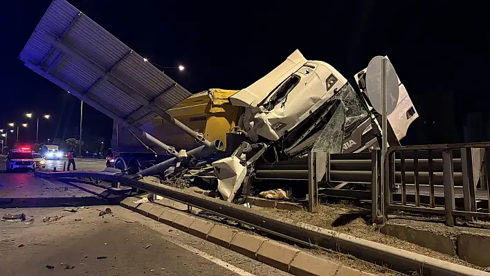 Kayseri'de can pazarı: Tır bariyerlere saplandı